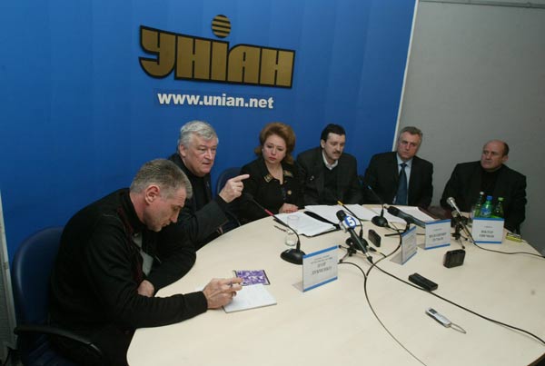 Іван Левченко серед учасників прес-конференції в УНІАН з приводу тортур у міліції