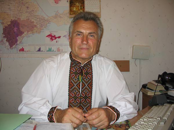 Іван Левченко на робочому місці у вишиванці