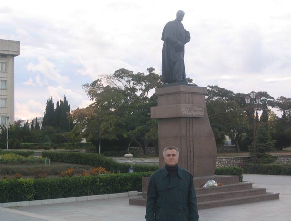 Іван Левченко біля пам’ятника Тарасові Шевченку в Севастополі