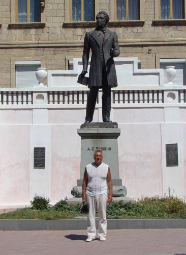 Іван Левченко біля пам’ятника Олександру Пушкіну в Бахчисараї